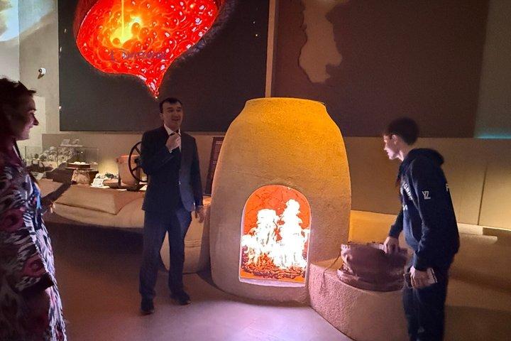 ウズベクの伝統的な食事付きイスラム文明センターツアー