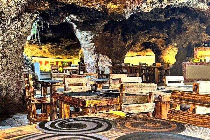 Teotihuacan balloon flight + transportation + cave breakfast.