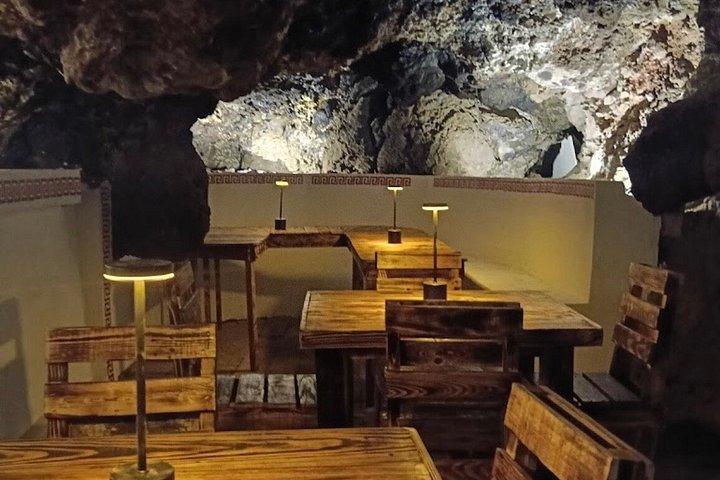 Teotihuacan balloon flight + transportation + cave breakfast.