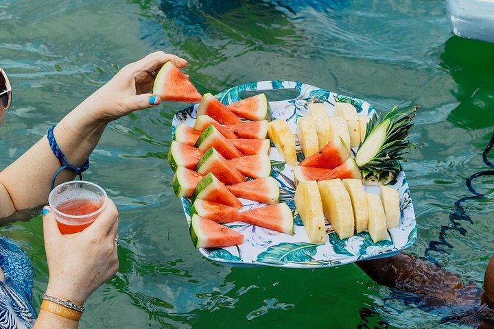 オープンバーと軽食付きの小グループ シュノーケリング クルーズ