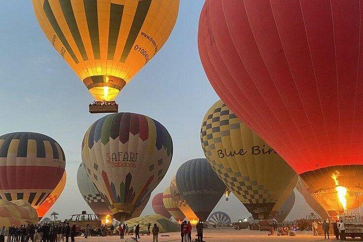 チケット付きのカイロ発アブ シンベル神殿への旅行