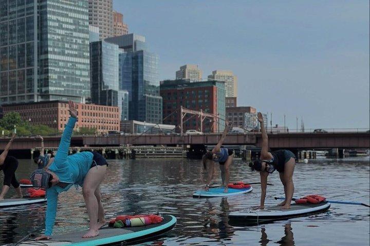 Lezione di Yoga con Paddleboard Guidato a Boston