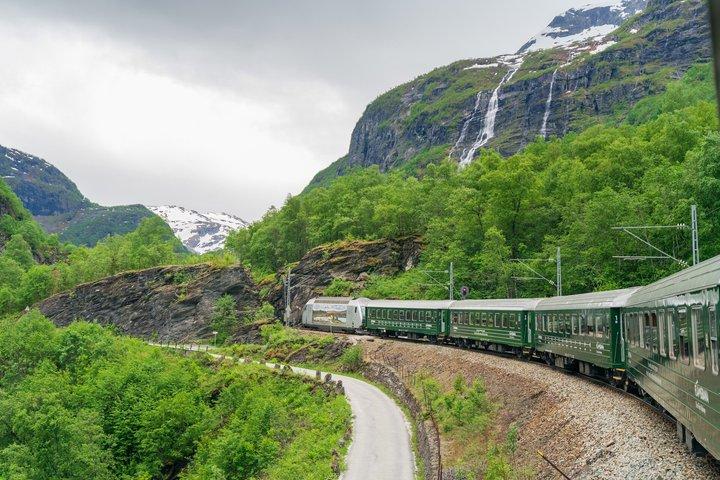 ベルゲン：伝説のフロム鉄道＆ユネスコフィヨルドクルーズ
