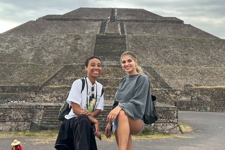 Pyramids of Teotihuacan and Restaurant "La Gruta" Experience