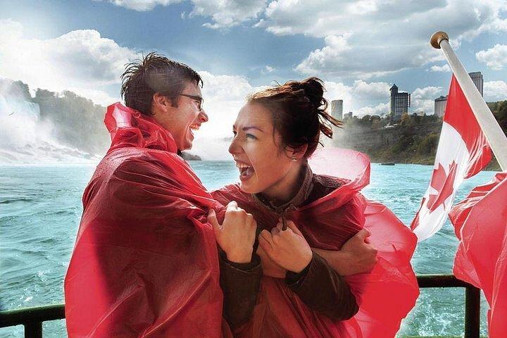 トロント発ナイアガラの滝へのガイド付き日帰りツアー（ボート＆ランチ付き）