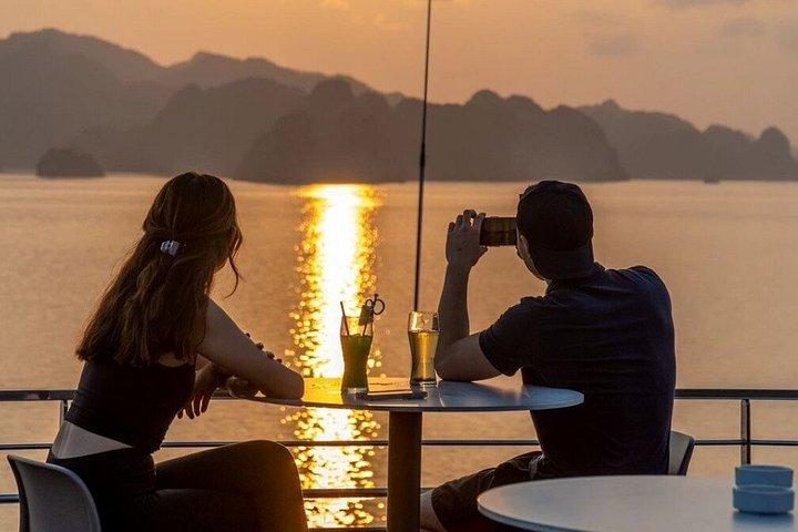 Ha Long: Cruzeiro de luxo com jacuzzi, caiaque, natação
