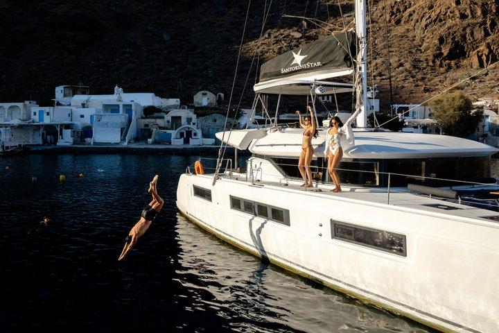 Crucero de medio día en catamarán premium en Santorini, incluido Oia