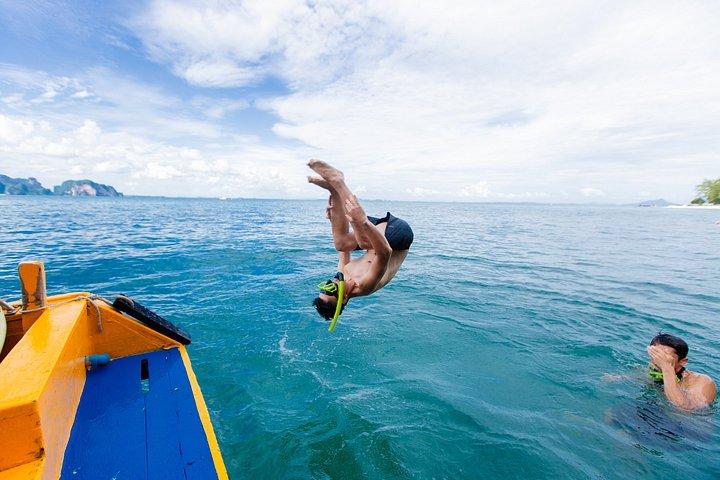 クラビからクラシック ロングテール ボートで行く人気の 4 島ツアー