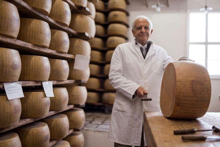 Do leite às rodas: passeio de parmesão e degustação em Parma