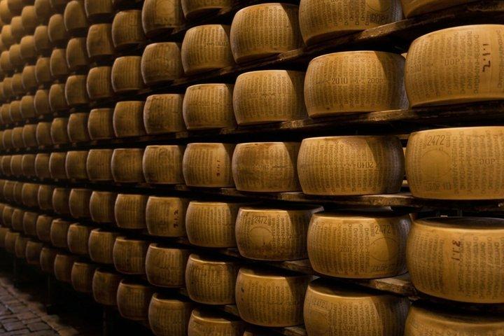 Do leite às rodas: passeio de parmesão e degustação em Parma