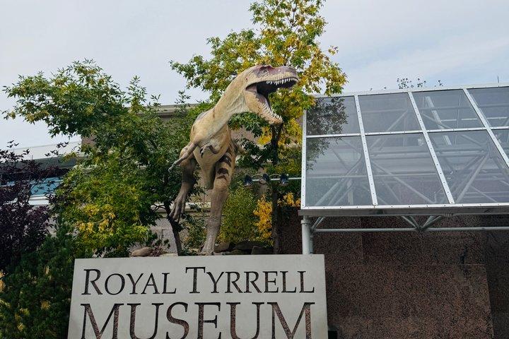 カルガリー発ロイヤルティレル博物館グループツアーバッドランズを探索