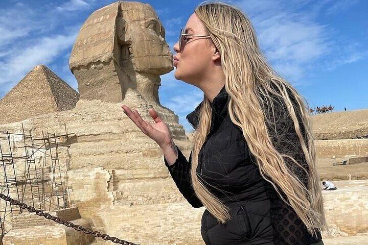 カイロレイオーバーギザのピラミッドとフェルッカがナイル川を疾走