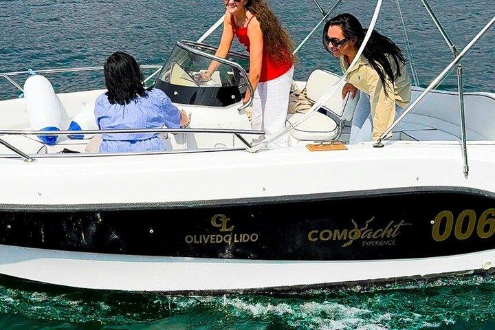 コモ湖での無免許ボートレンタル（ヴァレンナ発）