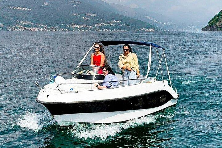 コモ湖での無免許ボートレンタル（ヴァレンナ発）