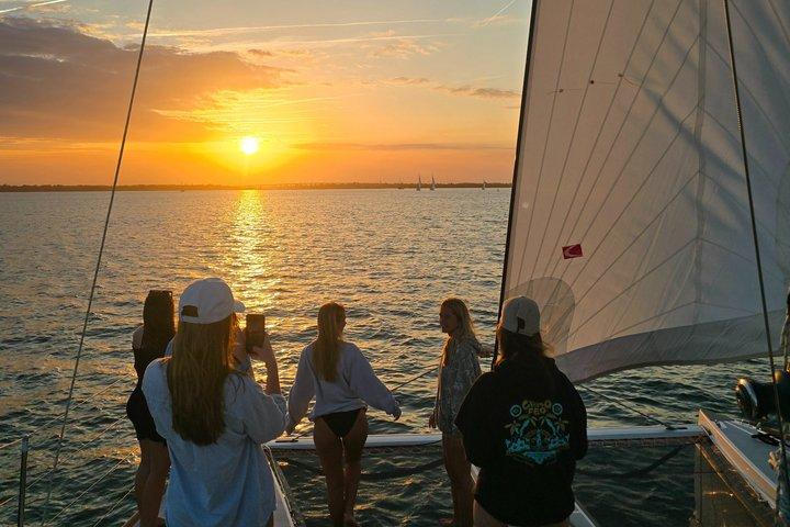 Luxus Sunset Sail auf Serendipity Catamaran in Charleston