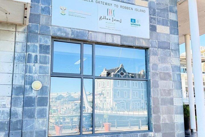 Private Robben Island, Kirstenbosch and Wine Tasting Tour