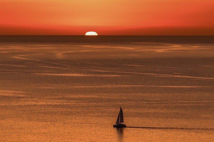 Tour privato in barca a vela al tramonto lungo la costa settentrionale
