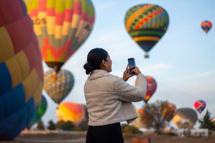 メキシコシティ発、熱気球飛行＋洞窟での朝食＋ピラミッドツアー