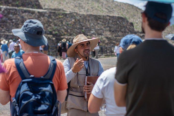 メキシコシティ発、熱気球飛行＋洞窟での朝食＋ピラミッドツアー