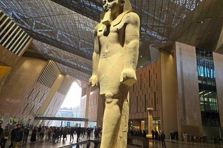 プライベートグランドエジプト博物館＆キングトゥットツアー＆ピラミッドビュー2026
