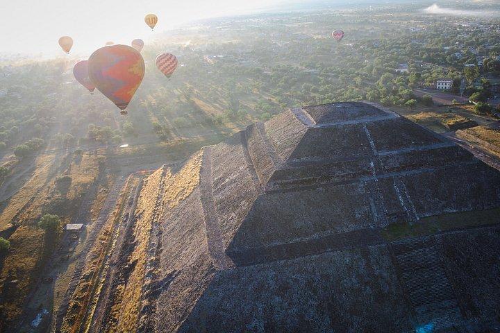 メキシコシティ発バルーンフライト+グルタ朝食+テオティワカンツアー