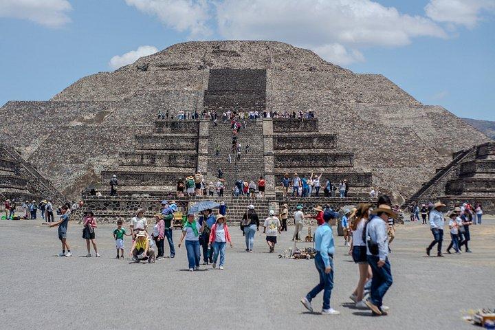 メキシコシティ発バルーンフライト+グルタ朝食+テオティワカンツアー