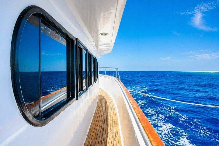 シャルム・エル・シェイクでボートでホワイト島へシュノーケリング日帰り旅行