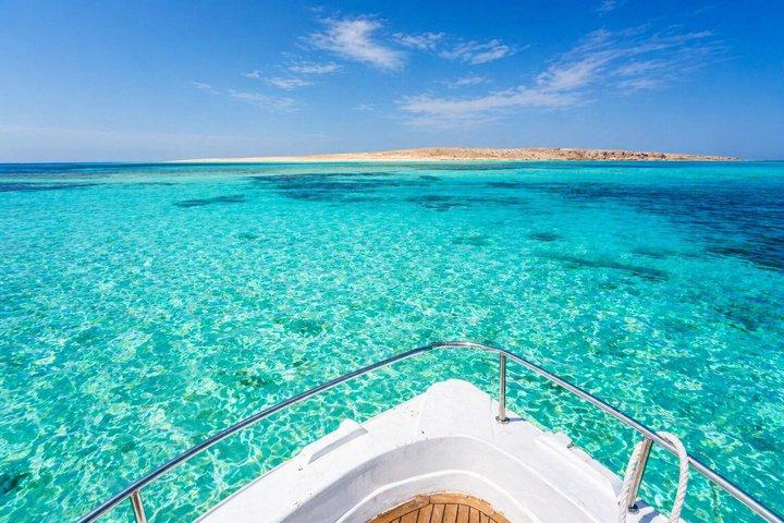シャルム・エル・シェイクでボートでホワイト島へシュノーケリング日帰り旅行
