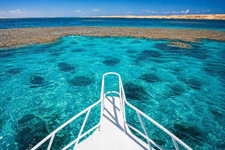 シャルム・エル・シェイクでボートでホワイト島へシュノーケリング日帰り旅行