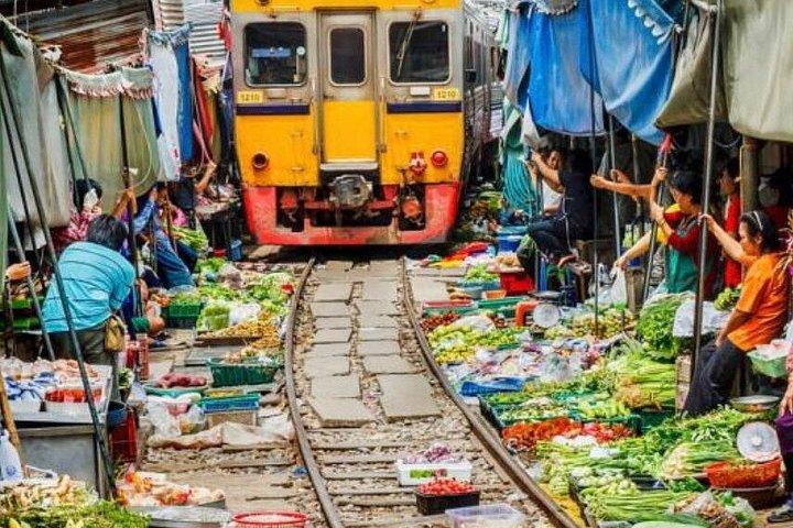 ダムネルン・サドゥアク水上マーケットとメークロン鉄道マーケットツアー