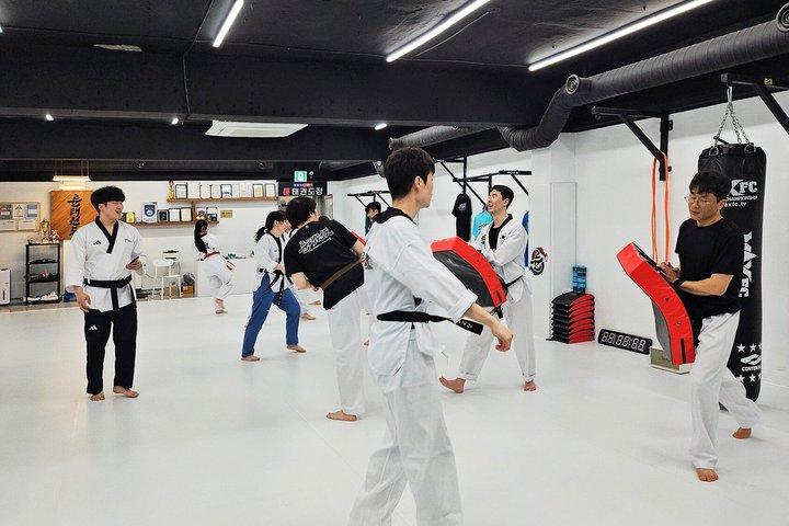 Traditionell taekwondoträning i Seoul: Från grunderna till strid