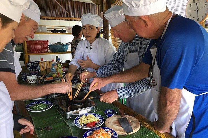 地元の家庭でハノイフォーとベイマウ料理教室