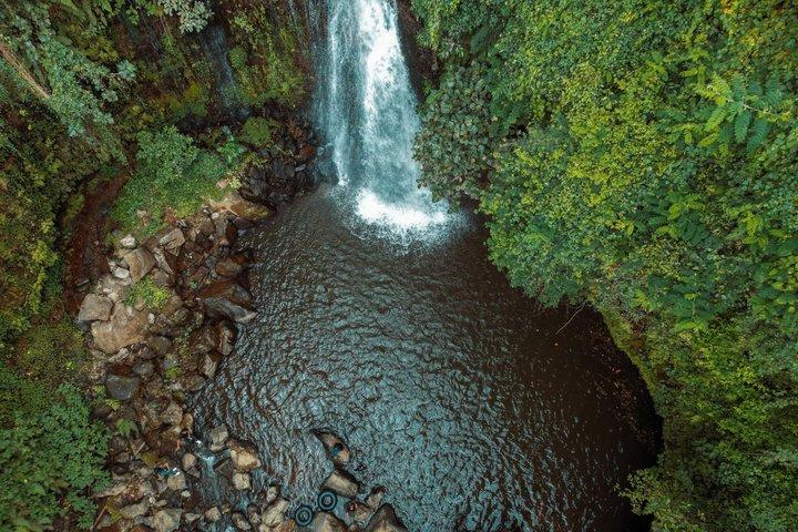 Explora las majestuosas cascadas Materuni y las aguas termales Chemka