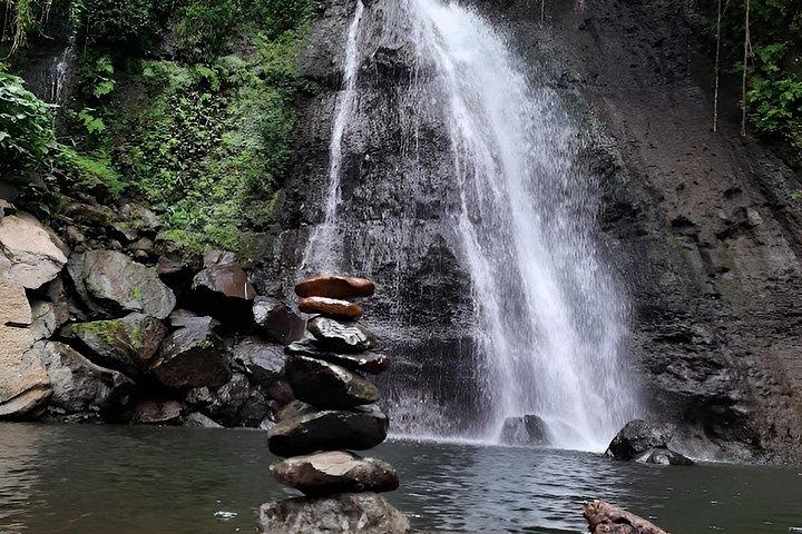 雄大なマテルニの滝とケムカ温泉を探索