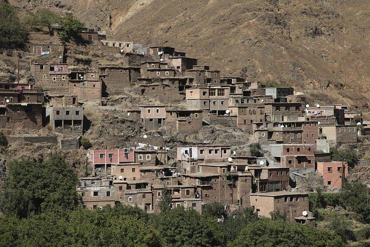 マラケシュ発アトラス山脈とイムリル日帰り旅行