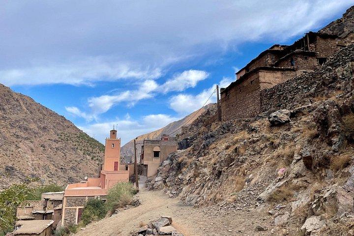 マラケシュ発アトラス山脈とイムリル日帰り旅行