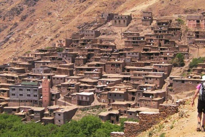 マラケシュ発アトラス山脈とイムリル日帰り旅行