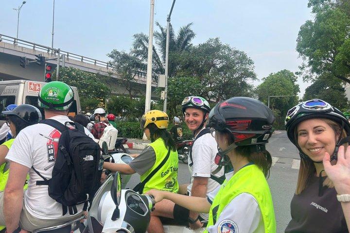 Hanoi Scooter City Tour : Train Street, Street Food & Vie Cachée
