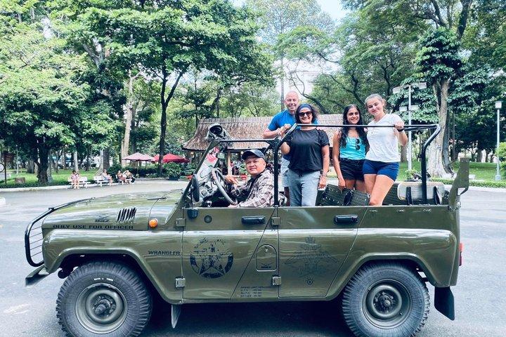 Excursión privada de medio día a la ciudad de Ho Chi Minh en jeep del ejército de EE. UU.