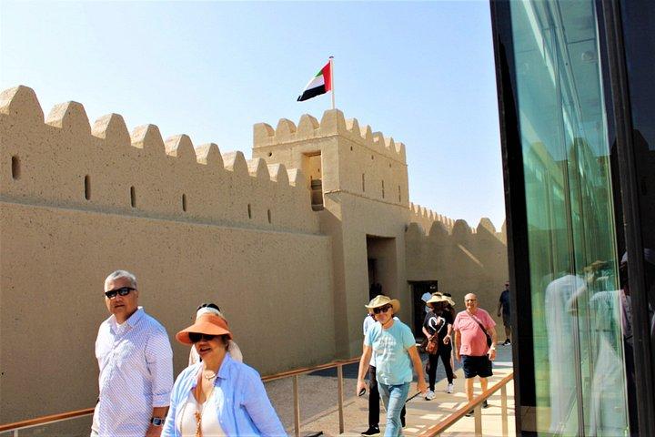 ドバイ発アル・アイン・シティツアー：ラクダマーケット、オアシス＆歴史要塞