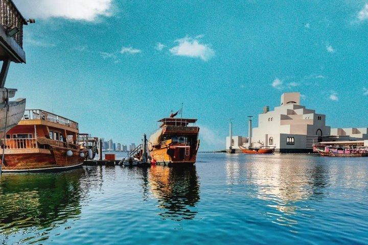 Arabische Dhow-Kreuzfahrt in Doha mit Blick auf Sonnenuntergang und Skyline