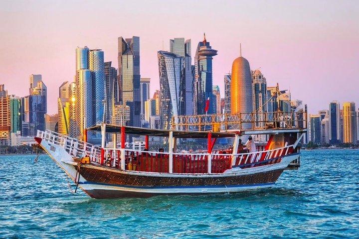 Arabische Dhow-Kreuzfahrt in Doha mit Blick auf Sonnenuntergang und Skyline