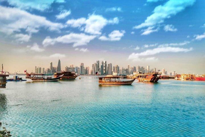Arabische Dhow-Kreuzfahrt in Doha mit Blick auf Sonnenuntergang und Skyline
