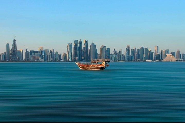Arabische Dhow-Kreuzfahrt in Doha mit Blick auf Sonnenuntergang und Skyline