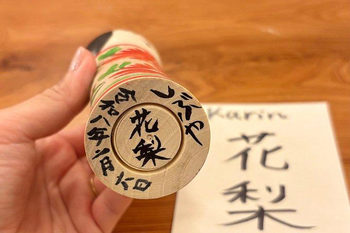 東京・渋谷で伝統こけしの絵を描く