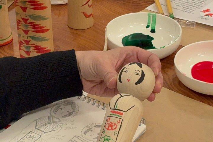 東京・渋谷で伝統こけしの絵を描く
