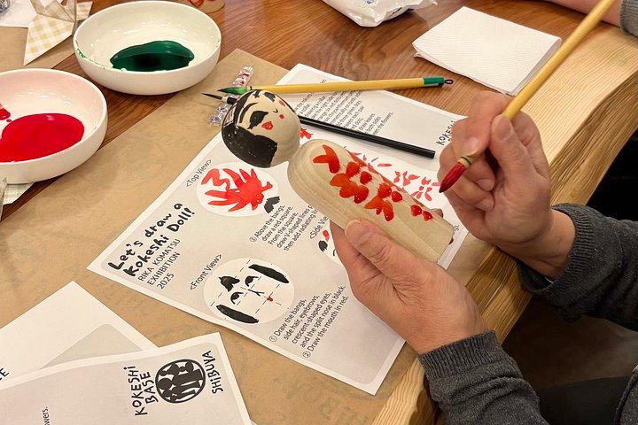 東京・渋谷で伝統こけしの絵を描く