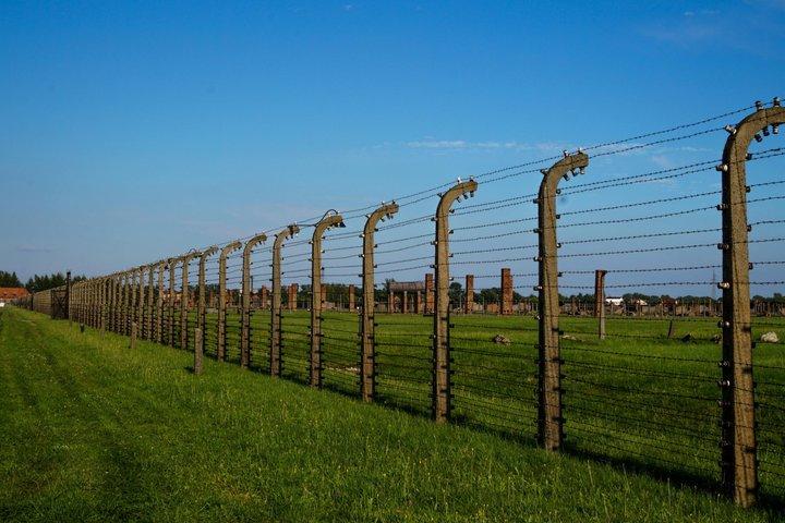 アウシュビッツ・ビルケナウ記念ツアー(ガイドブックとホテル送迎付き)