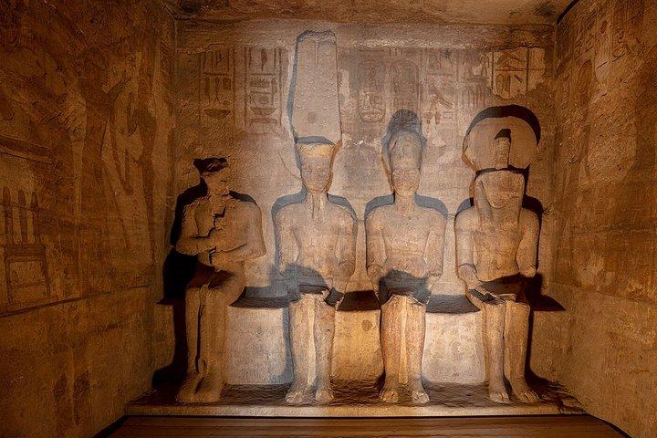 ルクソールからアスワンへのフライトでアブ・シンベルへ（フライト費用を除く）