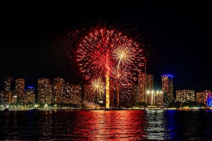 Waikiki Beach Catamarano Venerdì sera Tour dei fuochi d'artificio